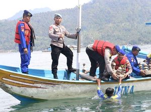 Rayakan HUT, Polairud Tanam Terumbu Karang di Pantai Mutiara Trenggalek Rayakan HUT, Polairud Tanam Terumbu Karang di Pantai Mutiara Trenggalek