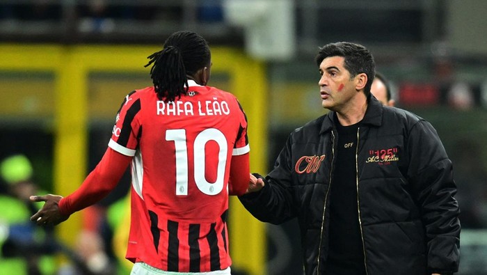 Soccer Football - Serie A - AC Milan v Juventus - San Siro, Milan, Italy - November 23, 2024 AC Milans Rafael Leao reacts with coach Paulo Fonseca REUTERS/Daniele Mascolo