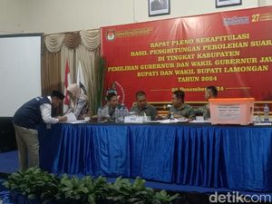 KPU Lamongan Tetapkan Hasil Suara: Yes-Dirham Ungguli Ghofur-Firosya KPU Lamongan Tetapkan Hasil Suara: Yes-Dirham Ungguli Ghofur-Firosya