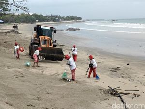 Setiap Hari, Pantai Kuta-Seminyak Dipenuhi 20 Ton Sampah Kiriman Setiap Hari, Pantai Kuta-Seminyak Dipenuhi 20 Ton Sampah Kiriman