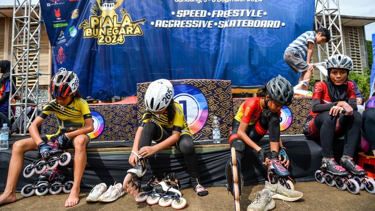 Peserta bersiap untuk mengikuti kejuaraan sepatu roda Jabar Open di Gor Saparua, Bandung, Jawa Barat, Jumat (6/12/2024)  