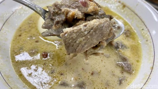 Sluup! Gurih Mantap Opor Ayam dan Sapi Kuah Susu di Jaksel