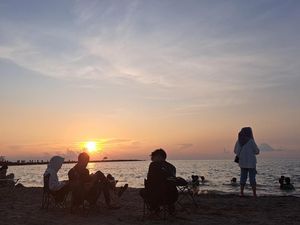 Menikmati Anggunnya Langit Senja Makassar di Pantai Indah Bosowa Menikmati Anggunnya Langit Senja Makassar di Pantai Indah Bosowa