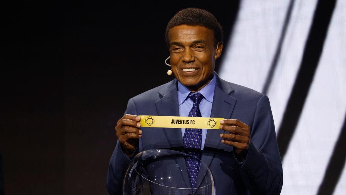 Momen ketika legenda sepak bola Peru Teofilo Cubillas membuka kertas berisi nama Juventus dalam pengundian Piala Dunia Antarklub 2025. Foto: FIFA via Getty Images/Marco Bello - FIFA