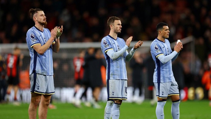 Soccer Football - Premier League - AFC Bournemouth v Tottenham Hotspur - Vitality Stadium, Bournemouth, Britain - December 5, 2024 Tottenham Hotspurs Radu Dragusin, James Maddison and Pedro Porro applaud their fans after the match Action Images via Reuters/Matthew Childs EDITORIAL USE ONLY. NO USE WITH UNAUTHORIZED AUDIO, VIDEO, DATA, FIXTURE LISTS, CLUB/LEAGUE LOGOS OR LIVE SERVICES. ONLINE IN-MATCH USE LIMITED TO 120 IMAGES, NO VIDEO EMULATION. NO USE IN BETTING, GAMES OR SINGLE CLUB/LEAGUE/PLAYER PUBLICATIONS. PLEASE CONTACT YOUR ACCOUNT REPRESENTATIVE FOR FURTHER DETAILS..