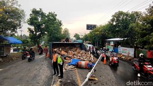 Jalur Pantura Pasuruan Macet Imbas Truk Muatan Kayu Terguling