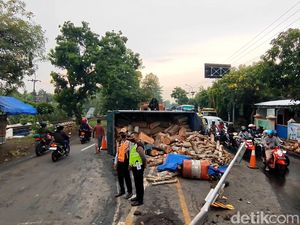 Jalur Pantura Pasuruan Macet Imbas Truk Muatan Kayu Terguling Jalur Pantura Pasuruan Macet Imbas Truk Muatan Kayu Terguling