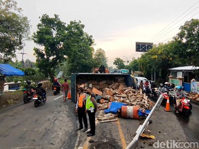 Jalur Pantura Pasuruan Macet Imbas Truk Muatan Kayu Terguling