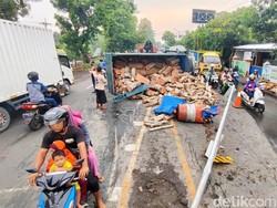 Truk Muat Kayu Terguling, Jalur Pantura Pasuruan Macet
