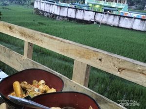 Surga Kuliner Pedas, Lokasinya di Tengah Sawah Surga Kuliner Pedas, Lokasinya di Tengah Sawah