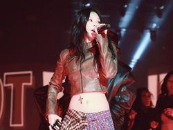 Video: Recreate Gaya Jennie BLACKPINK Pakai Dua Kemeja Jadi Rok