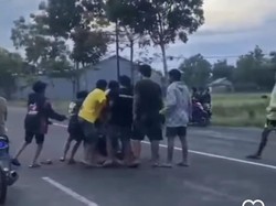 Viral Pria Dikeroyok Sekelompok Pemuda gegara Tegur Balap Liar di Sumenep
