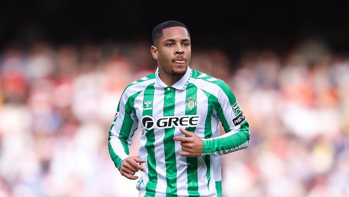 VALENCIA, SPAIN - NOVEMBER 23: Vitor Roque of Real Betis Balompie looks on during the LaLiga match between Valencia CF and Real Betis Balompie at Estadio Mestalla on November 23, 2024 in Valencia, Spain. (Photo by Eric Alonso/Getty Images)