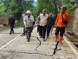 Waka DPR Cucun Cek Lokasi Pergeseran Tanah di Sukabumi, Pastikan Bantuan Aman