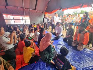 Gibran Tinjau dan Beri Bantuan ke Warga Terdampak Banjir di Sukabumi