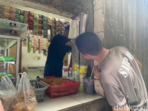 Unik! Begini Cara Beli Makanan di Warung Tembok Bolong Unik! Begini Cara Beli Makanan di Warung Tembok Bolong