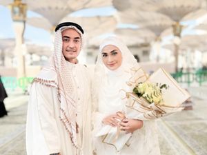 7 Gaya Zumi Zola & Putri Zulhas Menikah di Masjid Nabawi, Bak Pengantin Arab 7 Gaya Zumi Zola & Putri Zulhas Menikah di Masjid Nabawi, Bak Pengantin Arab