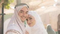 6 Selebriti yang Menikah di Tanah Suci, Terbaru Zumi Zola dan Putri Zulhas