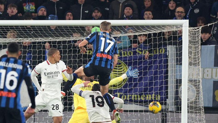 BERGAMO, ITALY - DECEMBER 06:  Charles De Ketelaere of Atalanta scores the opening goal during the Serie match between Atalanta and Milan at Gewiss Stadium on December 06, 2024 in Bergamo, Italy. (Photo by Claudio Villa/AC Milan via Getty Images)