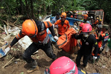 <p><b>Tragedi Memilukan: 5 Nyawa Melayang Akibat Longsor di Sukabumi</b></p><p>Pada [Tanggal], sebuah bencana longsor yang memilukan terjadi di Kampung Cisarakan, Sukabumi, merenggut nyawa lima orang. Bencana ini terjadi setelah hujan deras mengguyur wilayah tersebut selama berjam-jam, menyebabkan tanah menjadi jenuh dan tidak stabil.</p><p>Longsor terjadi