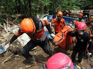 5 Orang Tewas Tertimbun Longsor di Kampung Cisarakan Sukabumi