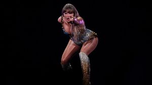 Aksi Memukau Taylor Swift Akhiri The Eras Tour