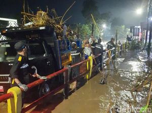 Tumpukan Sampah di Jembatan Buk Wedi Dibersihkan Antisipasi Sungai Meluap Tumpukan Sampah di Jembatan Buk Wedi Dibersihkan Antisipasi Sungai Meluap