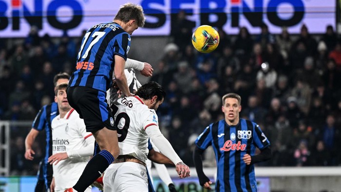 BERGAMO, ITALY - DECEMBER 06: Charles De Ketelaere of Atalanta scores their first goal during the Serie A match between Atalanta and Milan at Gewiss Stadium on December 06, 2024 in Bergamo, Italy. (Photo by Image Photo Agency/Getty Images)