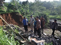 Tinjau Lokasi Bencana di Kota Sukabumi, Ayep-Bobby Bicara Solusi