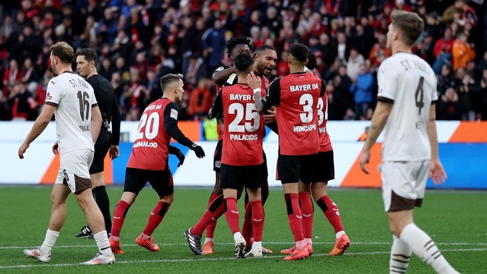 LEVERKUSEN, GERMANY - DECEMBER 07: Jonathan Tah of Bayer 04 Leverkusen celebrates scoring his teams second goal with teammates during the Bundesliga match between Bayer 04 Leverkusen and FC St. Pauli 1910 at BayArena on December 07, 2024 in Leverkusen, Germany. (Photo by Lars Baron/Getty Images)