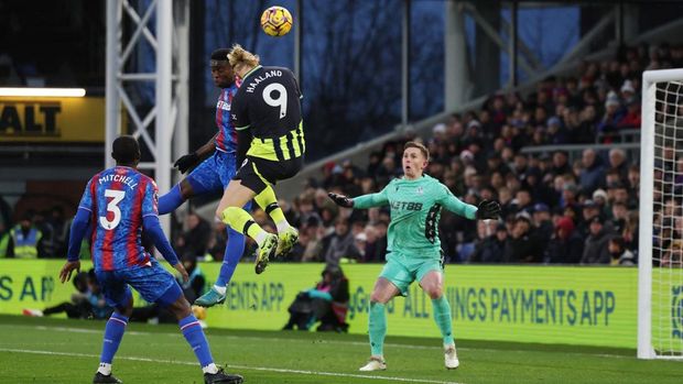 Soccer Football - Premier League - Crystal Palace v Manchester City - Selhurst Park, London, Britain - December 7, 2024 Manchester City's Erling Haaland scores their first goal Action Images via Reuters/Paul Childs EDITORIAL USE ONLY. NO USE WITH UNAUTHORIZED AUDIO, VIDEO, DATA, FIXTURE LISTS, CLUB/LEAGUE LOGOS OR 'LIVE' SERVICES. ONLINE IN-MATCH USE LIMITED TO 120 IMAGES, NO VIDEO EMULATION. NO USE IN BETTING, GAMES OR SINGLE CLUB/LEAGUE/PLAYER PUBLICATIONS. PLEASE CONTACT YOUR ACCOUNT REPRESENTATIVE FOR FURTHER DETAILS..