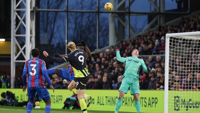 Soccer Football - Premier League - Crystal Palace v Manchester City - Selhurst Park, London, Britain - December 7, 2024 Manchester Citys Erling Haaland scores their first goal Action Images via Reuters/Paul Childs EDITORIAL USE ONLY. NO USE WITH UNAUTHORIZED AUDIO, VIDEO, DATA, FIXTURE LISTS, CLUB/LEAGUE LOGOS OR LIVE SERVICES. ONLINE IN-MATCH USE LIMITED TO 120 IMAGES, NO VIDEO EMULATION. NO USE IN BETTING, GAMES OR SINGLE CLUB/LEAGUE/PLAYER PUBLICATIONS. PLEASE CONTACT YOUR ACCOUNT REPRESENTATIVE FOR FURTHER DETAILS..