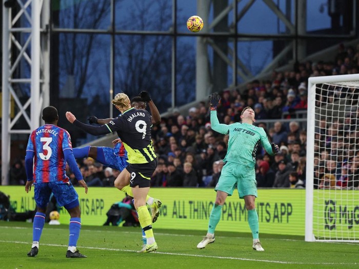 Soccer Football - Premier League - Crystal Palace v Manchester City - Selhurst Park, London, Britain - December 7, 2024 Manchester City's Erling Haaland scores their first goal Action Images via Reuters/Paul Childs EDITORIAL USE ONLY. NO USE WITH UNAUTHORIZED AUDIO, VIDEO, DATA, FIXTURE LISTS, CLUB/LEAGUE LOGOS OR 'LIVE' SERVICES. ONLINE IN-MATCH USE LIMITED TO 120 IMAGES, NO VIDEO EMULATION. NO USE IN BETTING, GAMES OR SINGLE CLUB/LEAGUE/PLAYER PUBLICATIONS. PLEASE CONTACT YOUR ACCOUNT REPRESENTATIVE FOR FURTHER DETAILS..
