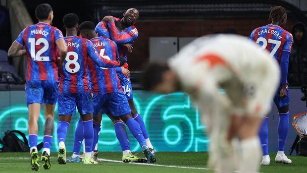 Soccer Football - Premier League - Crystal Palace v Manchester City - Selhurst Park, London, Britain - December 7, 2024 Crystal Palace's Maxence Lacroix celebrates scoring their second goal with teammates Action Images via Reuters/Paul Childs EDITORIAL USE ONLY. NO USE WITH UNAUTHORIZED AUDIO, VIDEO, DATA, FIXTURE LISTS, CLUB/LEAGUE LOGOS OR 'LIVE' SERVICES. ONLINE IN-MATCH USE LIMITED TO 120 IMAGES, NO VIDEO EMULATION. NO USE IN BETTING, GAMES OR SINGLE CLUB/LEAGUE/PLAYER PUBLICATIONS. PLEASE CONTACT YOUR ACCOUNT REPRESENTATIVE FOR FURTHER DETAILS..