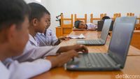 Semangatnya Siswa SD di Konawe Kepulauan Belajar dengan Internet