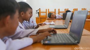 Semangatnya Siswa SD di Konawe Kepulauan Belajar dengan Internet