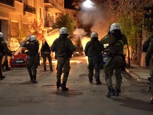 Video: Kericuhan di Yunani saat Momen Peringatan Pembunuhan Remaja oleh Polisi Video: Kericuhan di Yunani saat Momen Peringatan Pembunuhan Remaja oleh Polisi