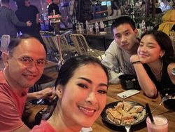 Iis Dahlia Asyik Makan di Resto Bareng Sahabat dan Keluarga
