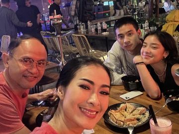 Iis Dahlia Asyik Makan di Resto Bareng Sahabat dan Keluarga