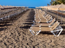 Demo Anti Pariwisata Berlanjut, Kini Corat-coret Ratusan Kursi Pantai