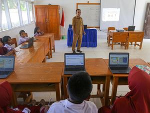 Dari Papan Tulis ke Layar Cahaya: SD di Pedalaman Konawe Menuju Era Digital Dari Papan Tulis ke Layar Cahaya: SD di Pedalaman Konawe Menuju Era Digital