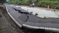 Penampakan Jalan Terbelah di Pelabuhan Ratu Sukabumi