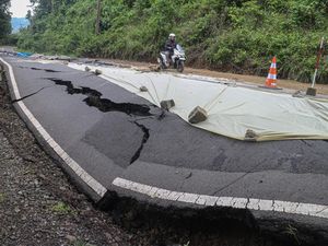 Penampakan Jalan Terbelah di Pelabuhan Ratu Sukabumi