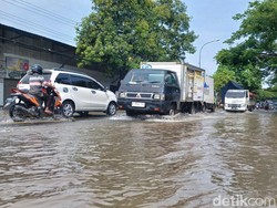 Jalur Pantura Rejoso Pasuruan Terendam, Kendaraan Merambat