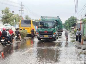 Dua Arah Jalur Pantura Rejoso Pasuruan Masih Tergenang, Lalin Macet Parah Dua Arah Jalur Pantura Rejoso Pasuruan Masih Tergenang, Lalin Macet Parah