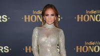 5 Gaya Seksi Jennifer Lopez Berbalut Gaun Ketat Berkilau