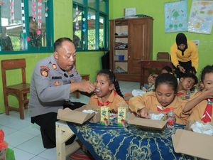 Kompaknya Polisi Blitar Kota Makan Siang Bergizi Bersama Siswa