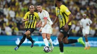 Dua setengah musim berseragam Al Nassr, Ronaldo bisa kemas 93 gol. Dua musim ke depan sampai usia 42 tahun, sepertinya Ronaldo punya kans besar untuk mewujudkan mimpinya itu (Getty Images/Yasser Bakhsh)