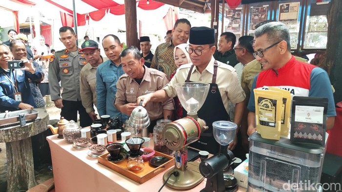 Mendes Yandri menanam dan racik kopi luwak BUMDes Mekar Jaya di Desa Prangat Baru. Mendes Yandri menanam dan racik kopi luwak BUMDes Mekar Jaya di Desa Prangat Baru.