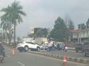 Mobil Tabrak Pembatas Jalan di Sentul gegara Pengemudi Tidak Konsentrasi Mobil Tabrak Pembatas Jalan di Sentul gegara Pengemudi Tidak Konsentrasi